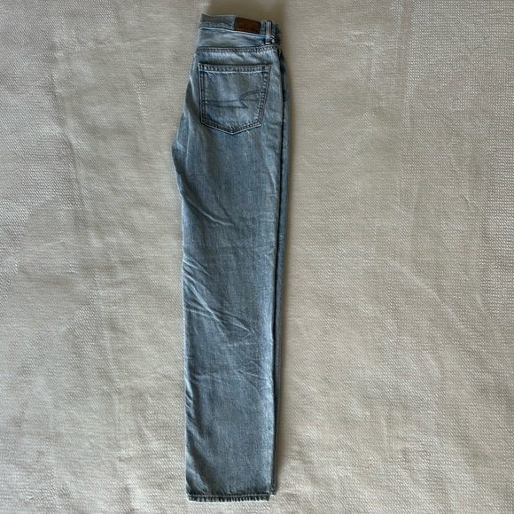 American Eagle Light-wash 90s Boyfriend Jeans - Picture 3 of 8